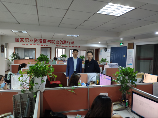 京伦职业培训学院董事长,院长方朝晖在办公室热情接待了李志秘书长